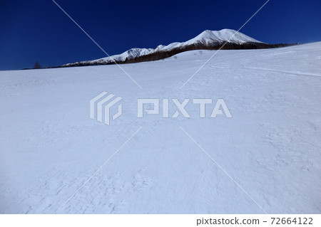 Snowy mountains where pure white snow shines in the blue sky Snowy mountains where pure white snow shines in the blue sky 72664122