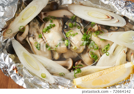 Grilled oysters in foil 72664142