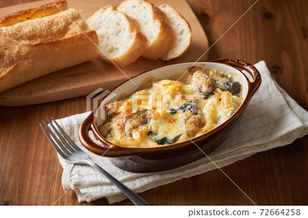 Oysters and spinach gratin Oysters and spinach gratin 72664258