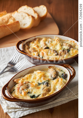 Oysters and spinach gratin 72664299