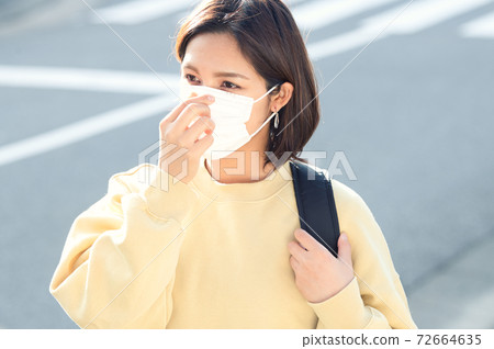 Image of a housewife in plain clothes wearing a mask and a rough-looking woman 72664635