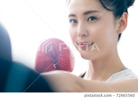 做拳擊手的一個少婦 72665560