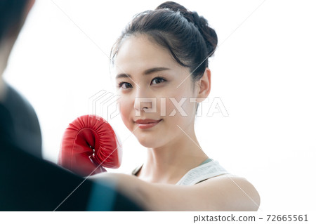 A young woman doing a boxer 72665561