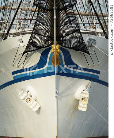 Sail boat's bow 72665583