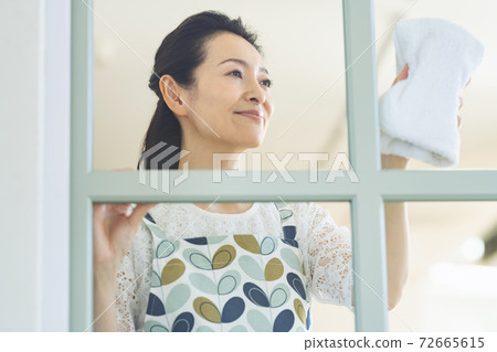 家庭主婦清潔窗戶 72665615