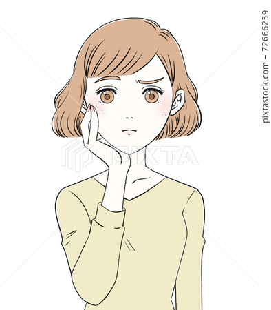 一個女人把她的手放在臉頰上。 一個女人把她的手放在臉頰上。 72666239