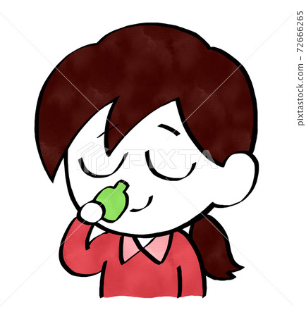 A woman who irrigates her nose as a measure against hay fever 72666265