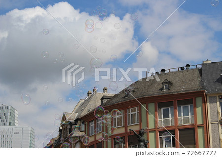 Römer Square and soap bubbles Frankfurt [Germany] 72667772