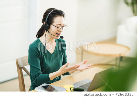 Middle women talking online Middle women talking online 72668353