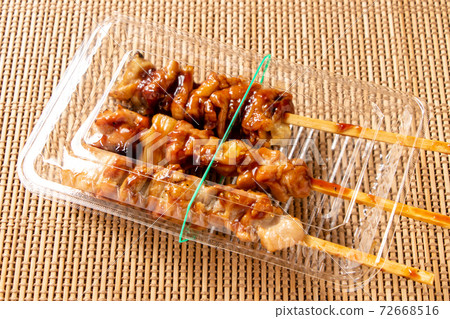 在外賣容器的烤雞。 72668516