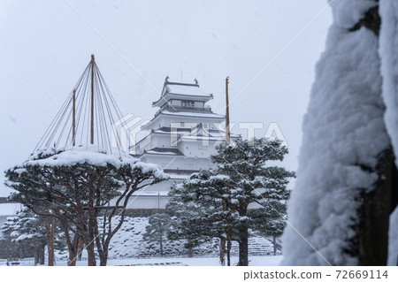 冬天，松雪垂下和會津若松敦賀城堡（會津若松城堡） 72669114