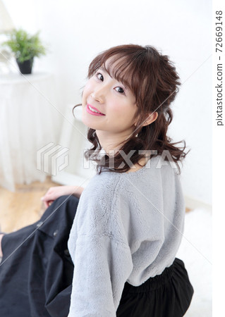 Young lady's hair style 72669148