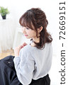 Young lady's hair style 72669151