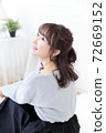 Young lady's hair style 72669152