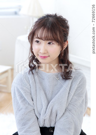 Young lady's hair style 72669156