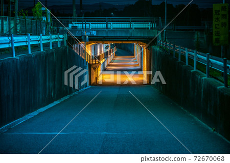 夜間隧道的介紹，它發出紅色和暗淡的光 72670068