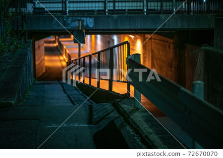 紅色隧道的背景下的欄杆和護欄的陰影 72670070