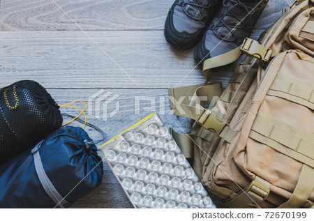 米色帆布背包營地設備鳥瞰圖 72670199