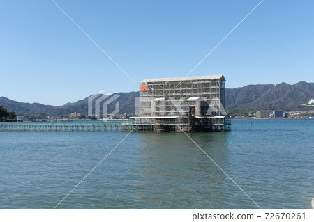 Itsukushima Shrine Otorii under repair 72670261