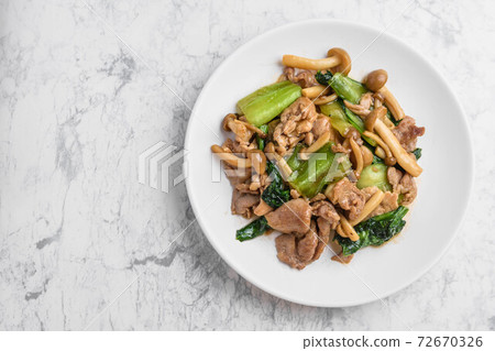 Stir-fried pork and bok choy in oyster sauce 72670326