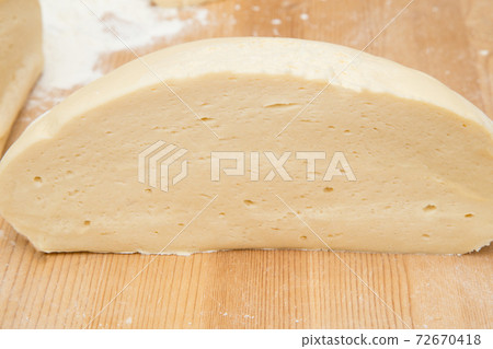 Cross section of flour dough after fermentation 72670418