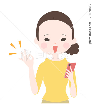 一個年輕的女人，拿著智能手機，微笑著並簽署OK上身[無主線] 72670817