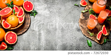 Freshly squeezed grapefruit juice. Freshly squeezed grapefruit juice. 72672030