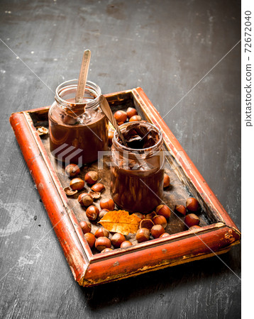 Chocolate butter with hazelnuts. 72672040