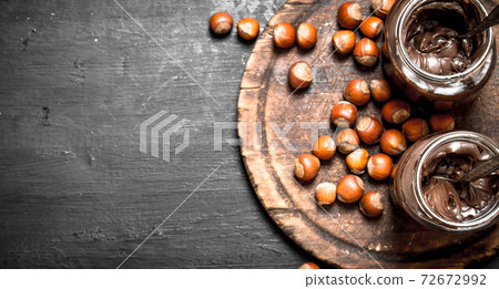 Chocolate butter with hazelnuts. 72672992