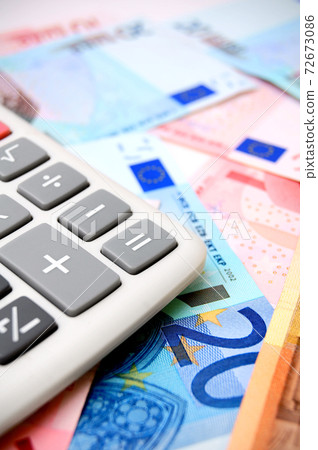 Money and the calculator. 72673086