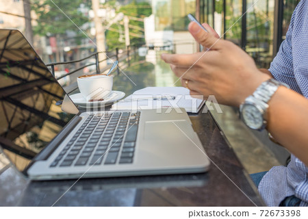 Man hand using smartphone 72673398