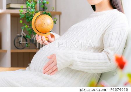 Image of a pregnant woman with a globe Image of a pregnant woman with a globe 72674926
