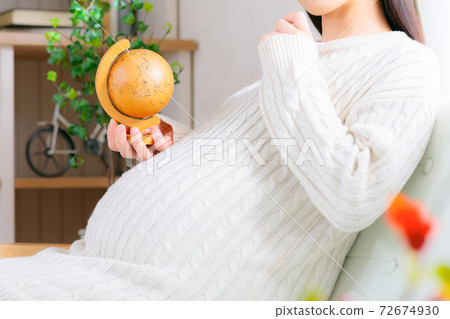 Image of a pregnant woman with a globe Image of a pregnant woman with a globe 72674930