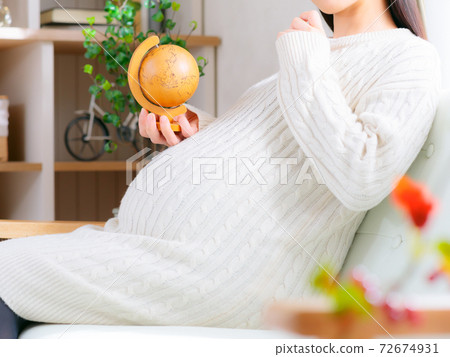 Pregnant woman with a globe Thinking image 4: 3 Pregnant woman with a globe Thinking image 4: 3 72674931