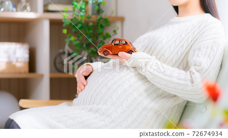 汽車孕婦圖片16：9 72674934