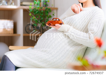 Image of car pregnant women thinking 72674937
