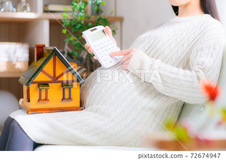 Pregnant woman's house image to calculate 72674947