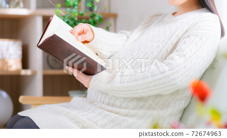 Pregnant woman reading 16: 9 Pregnant woman reading 16: 9 72674963
