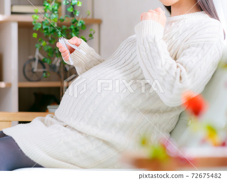 Pregnant woman suffering from nail clippers 4: 3 72675482
