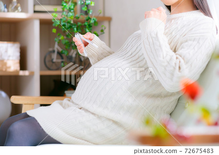 Pregnant women suffering from nail clippers 72675483