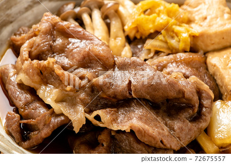 壽喜燒風格的牛肉煮熟了。 72675557