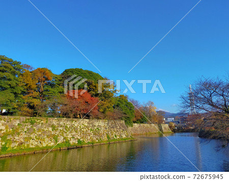 Hikone Castle Moat Late Autumn Scenery Hikone Castle Moat Late Autumn Scenery 72675945