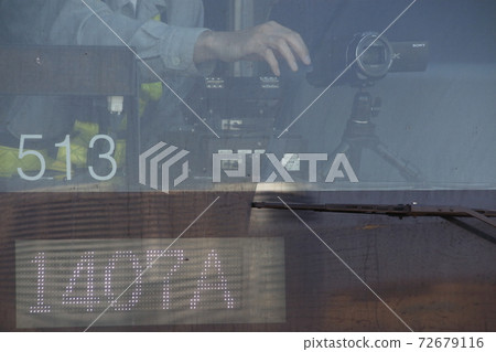 拍攝前車窗攝像頭並監視射鐵的JR工作人員 72679116