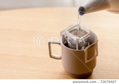 在滴水袋裡倒熱水的咖啡 72679487