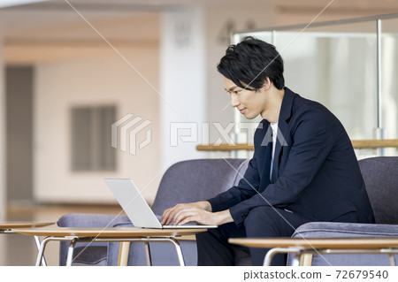 便攜式計算機上工作的年輕商人 72679540