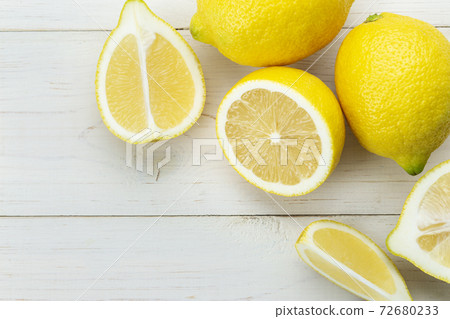 Ripe lemons 72680233