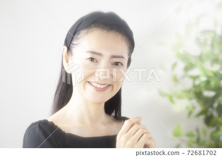 美女形像一個微笑的女人 72681702