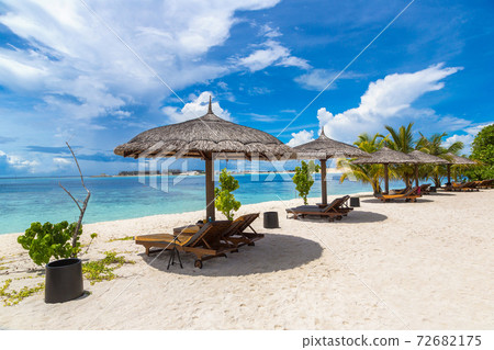 Sunbed and umbrella in the Maldives 72682175