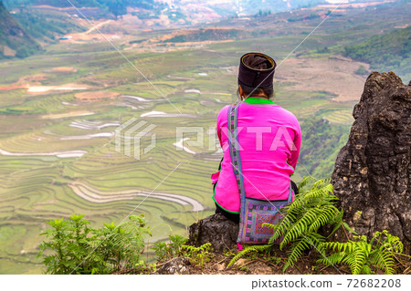 Woman in Vietnam traditional clothes Woman in Vietnam traditional clothes 72682208