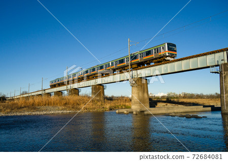 E231系列跨越八公線的鐵橋多摩河橋 72684081